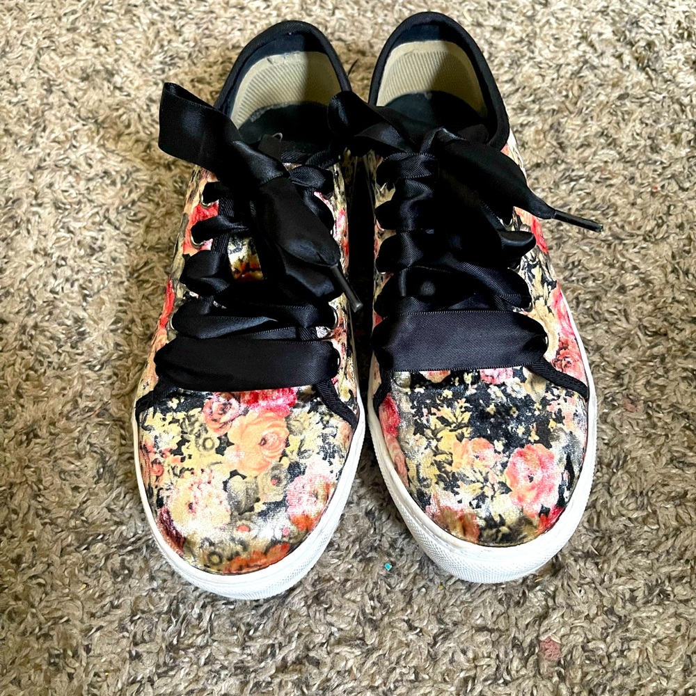 Dirty Laundry Jump Shot Velvet Sneaker size 6.5